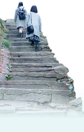 石階段を上る学生たち